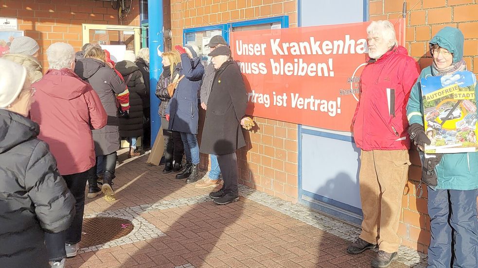 Auch beim Neujahrsempfang der Stadt Norden positionierten sich Mitglieder des Aktionsbündnisses mit einem Protestplakat. Foto: Rebecca Kresse