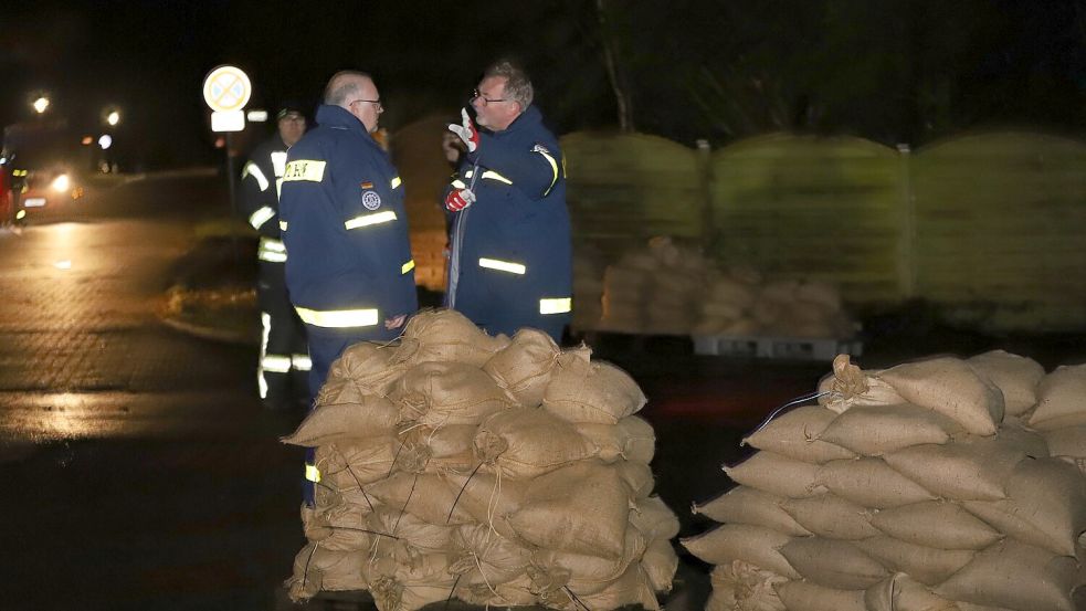 Zahlreiche Sandsäcke wurden im Hasenweg gestapelt und dann mit Booten verteilt. Foto: Wilfried Gronewold
