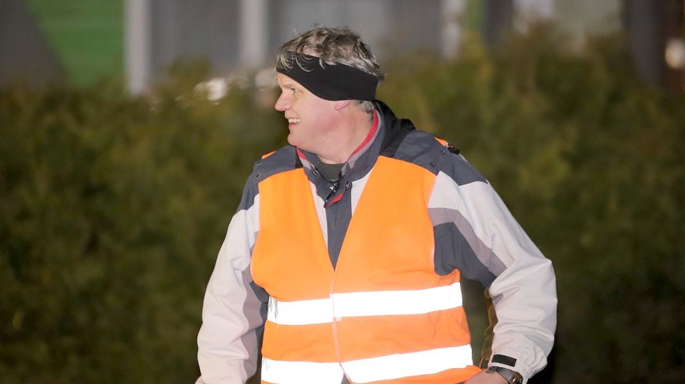 Bürgermeister Thomas Erdwiens machte sich am Abend ein Bild vom Einsatz. Foto: Wilfried Gronewold