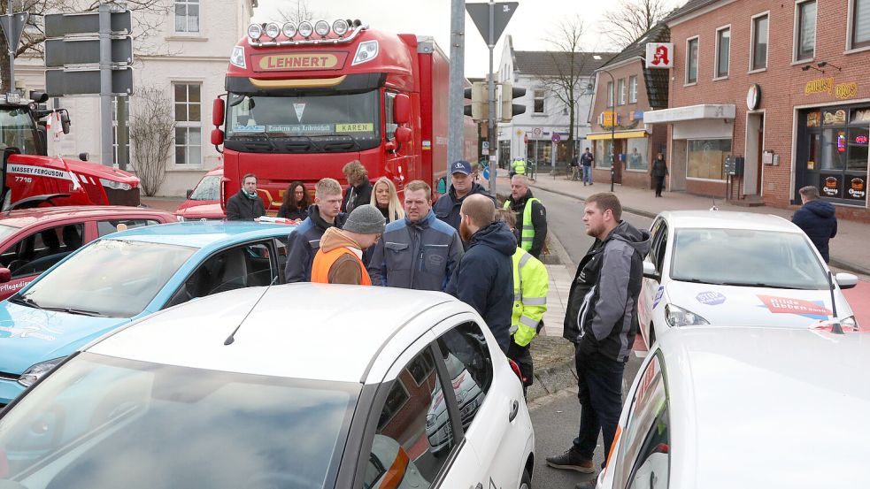 Bei einer Spontandemo an der Norderstraße in Aurich in der ersten Januarwoche waren bereits mehr Fahrzeuge von Dienstleistern dabei als aus der Landwirtschaft. Foto: Romuald Banik