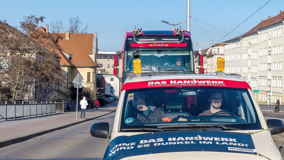 Handwerksbetriebe fahren für eine Demonstration durch Cottbus. Auch in Aurich beteiligten sich Handwerker an den Demonstrationen oder organisierten sie gleich selbst - bislang aber ohne Begleitung des Dachverbandes. Foto: DPA