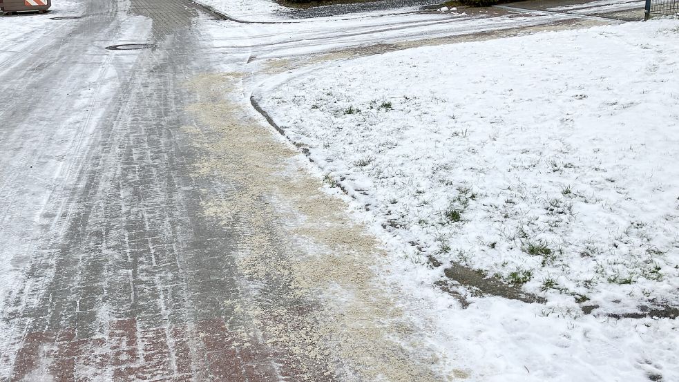 Auch Sand wirkt gegen Eisglätte und ist darüberhinaus auch erlaubt und umweltschonend. Foto: Rebecca Kresse