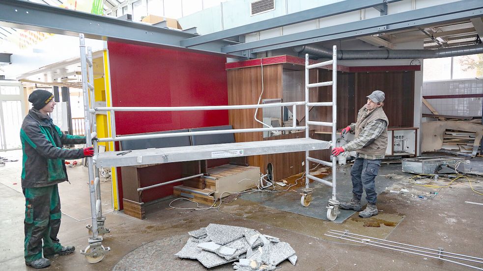 Mitarbeiter der Firma Garrelts & Sohn holen alles raus.