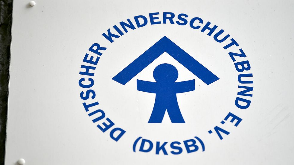 Rassismus und Kindeswohl passen nicht zusammen, sagt der Deutscher Kinderschutzbund, dessen Logo das Bild zeigt. Foto: dpa/Sven Braun