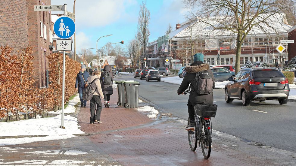 Nur mit Schrittgeschwindigkeit dürfen Radfahrer im Hoheberger Weg den Fußweg benutzen. Wer schneller fährt, muss auf die Straße. Foto: Romuald Banik