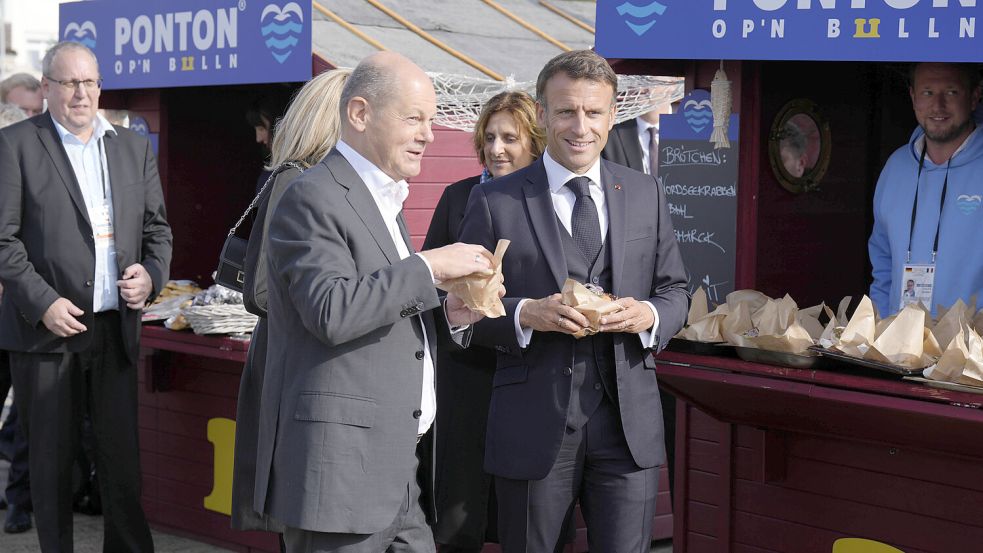 Die deutsche „Fischbrötchen-Diplomatie“ war etwas gewöhnungsbedürftig für den französischen Part. Bundeskanzler Olaf Scholz (l.) und der Präsident Frankreichs, Emmanuel Macron (r.). Foto: imago images/Political-Moments