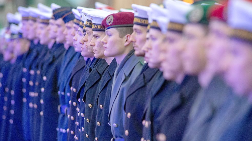 Von ihnen gibt es viel zu wenig: Rekruten bei der Vereidigung. Foto: dpa/Stefan Sauer