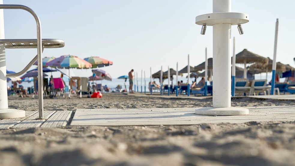 Auch an den beliebten Küstengebieten und Badeorten wird es bald zur Reduzierung des Wasserverbrauchs kommen. Letztes Jahr wurden beispielsweise am Strand in Torrox die Duschen trocken gelegt. Foto: dpa/Felipe Passolas