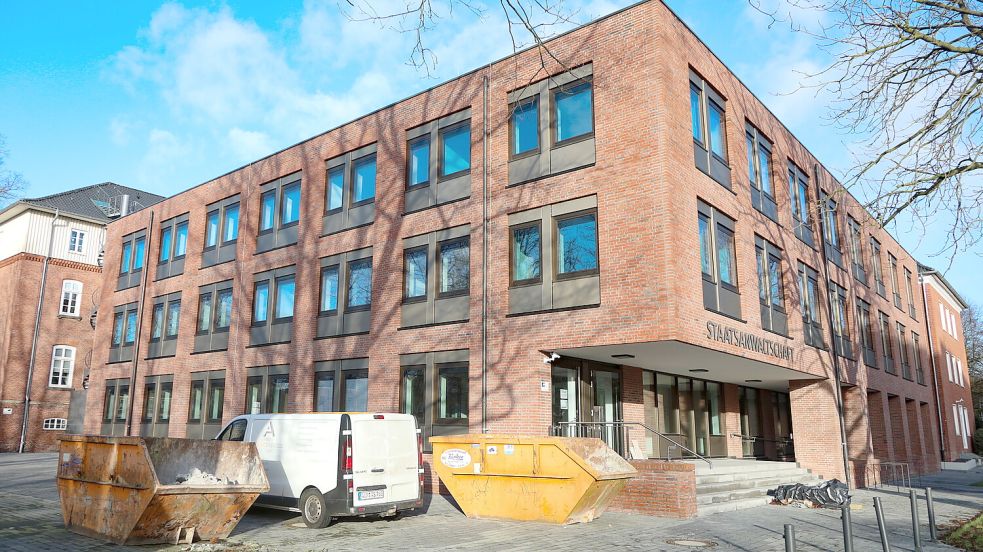 Die Baucontainer zeugen von den laufenden Sanierungsarbeiten im Neubau der Staatsanwaltschaft Aurich an der Julianenburger Straße. Foto: Romuald Banik