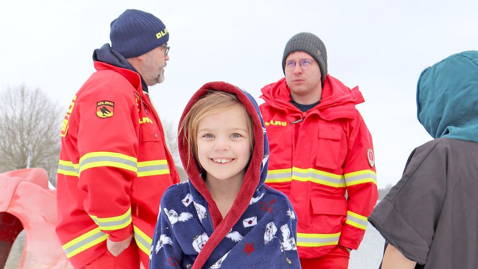 Die siebenjährige Leonie hat sich zum ersten Mal in das kalte Wasser des Badesees getraut. Foto: Heino Hermanns
