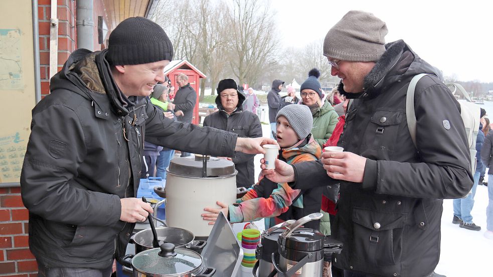 Mit Waffeln und heißen Getränken wärmten sich Zuschauer wie Schwimmer auf. Foto: Heino Hermanns