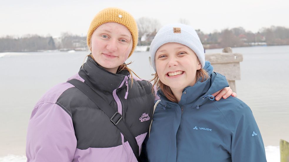 Birte Steinhorst (links) und Luna Gerber gingen gemeinsam ins kalte Wasser. Foto: Heino Hermanns