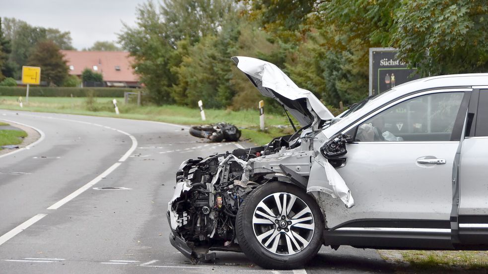 Auf der Kirchstraße in Osterupgant stießen am 21. September 2023 der Renault-Koleos und ein Motorrad (im Hintergrund) zusammen. Foto: Thomas Dirks