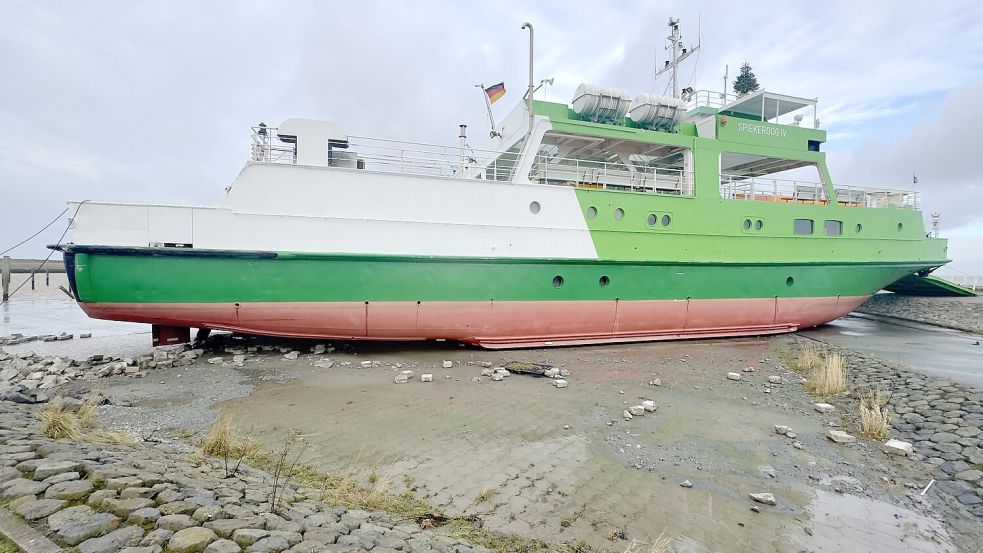 Die „Spiekeroog IV“ liegt am Neuharlingersieler Hafen auf dem Trockenen. Foto: Martin Stromann