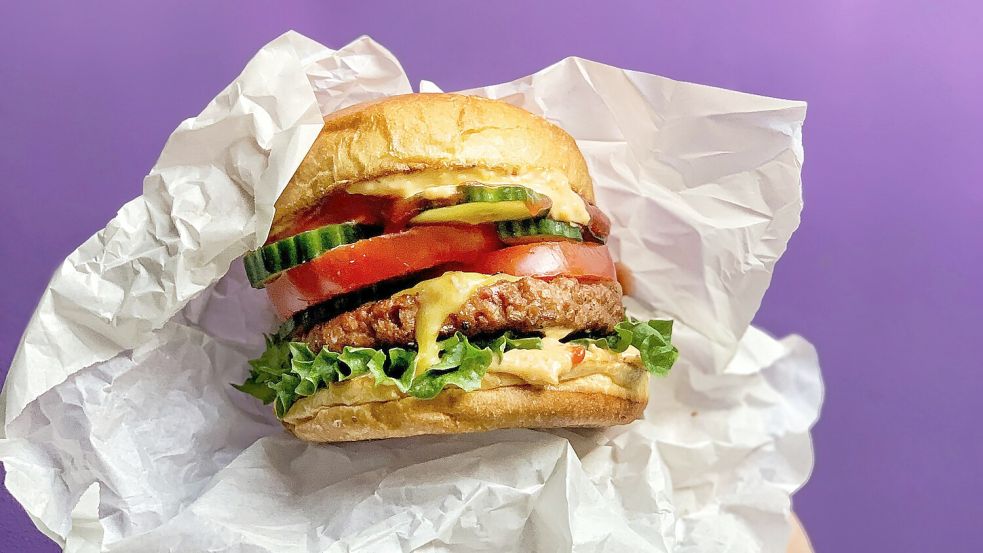 Burger schmecken auch in vegan. Gesünder werden sie in der rein pflanzlichen Variante aber nicht unbedingt. Foto: unsplash/LikeMeat