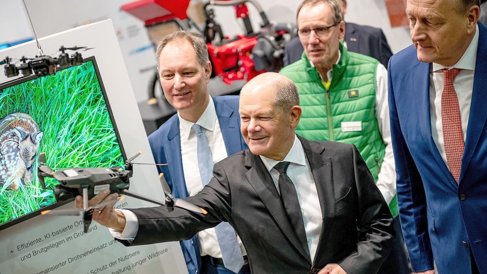Bundeskanzler Olaf Scholz (SPD, Mitte) ging beim Besuch auf der Grünen Woche unter anderem Joachim Rukwied (rechts), Präsident des Deutschen Bauernverbandes durch die Hallen. Er stellte den Landwirten als Ausgleich für die Agrardieselabschaffung Bürokratieabbau in Aussicht. Foto: DPA