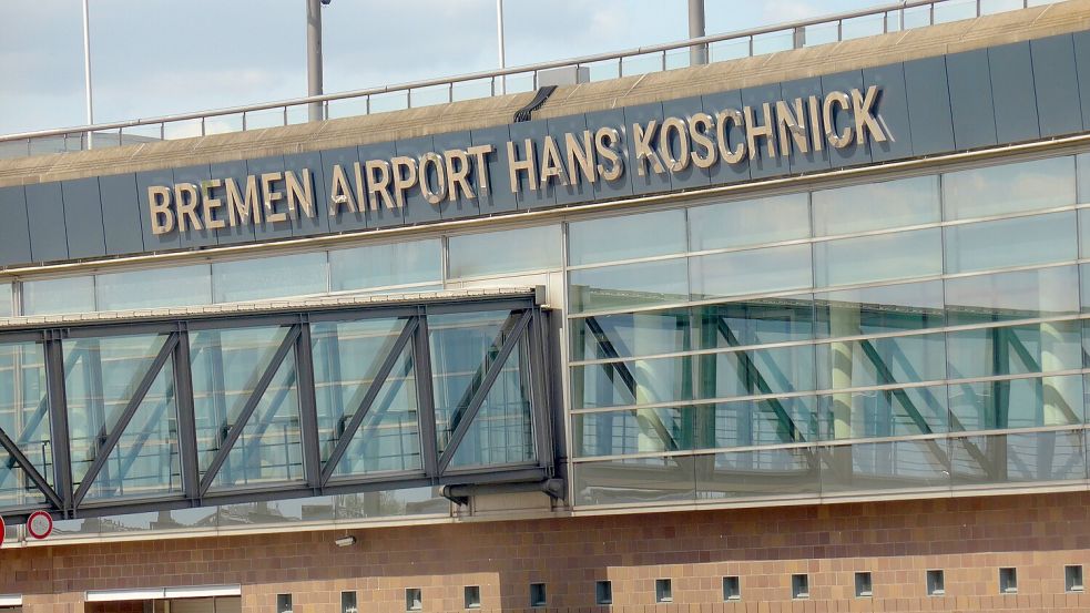 Weil ein Fluggast randaliert hat, konnte ein Flugzeug in Bremen erst mit einstündiger Verspätung abheben. Foto: imago images / Eckhard Stengel