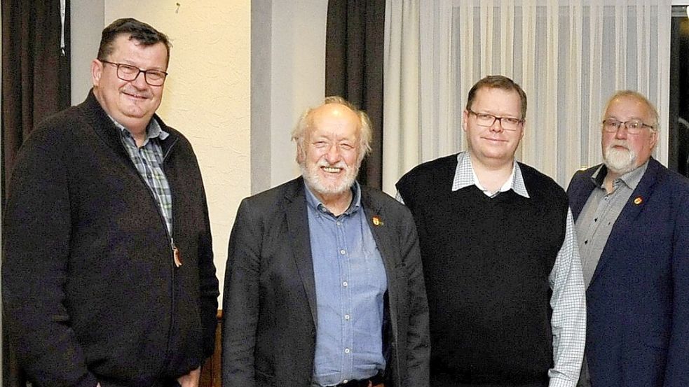 Jens Winkelhake (von links) löst Martin Aden als Ortsbürgermeister ab. Stellvertretende Ortsbürgermeister sind Michael Wiele und Dirk Mäcken. Foto: privat