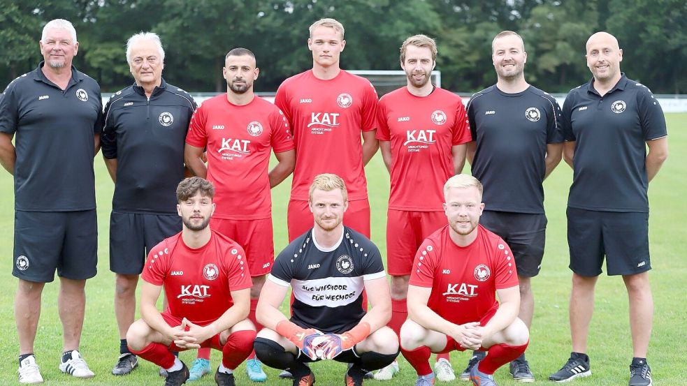 Eingespieltes Team beim VfB: Trainer Jürgen Zimmermann (links) und Kotrainer Detlef Nietsch (Zweiter von links). Sie trainieren auch in der neuen Saison die Germanen. Mirko Hellmers (rechts), der Sportliche Leiter der Germanen, lobte die bisherige Arbeit des Trainergespanns. Foto: Wilfried Gronewold