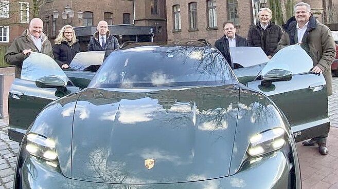 Freuen sich über die Ansiedlung (von links): Bürgermeister Claus-Peter Horst, Elke Hinrichs (Wirtschaftsförderung), Harm Fischer (Bremer Fahrzeughaus Schmidt+Koch AG), Torsten Martitz und Helmer Stecker (Firma Terravent) und Stefan Maraun (Porsche Zentrum Oldenburg). Foto: Stadt Leer