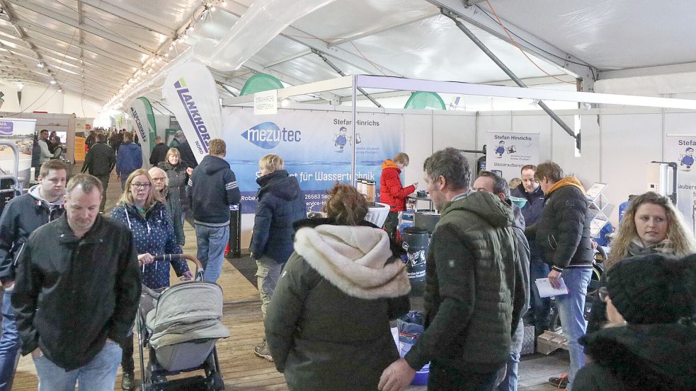 Am Mittwochmittag füllte sich das Messezelt mit den ersten Besuchern. Foto: Romuald Banik