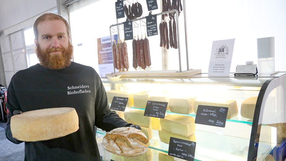 Theo Schneider aus Großefehn präsentiert auf dem eigenen Hof hergestellten Käse aus Kuh- oder Ziegenmilch sowie Brot und Würste. Foto: Romuald Banik