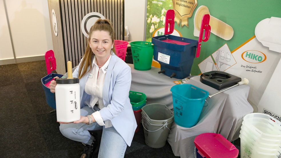 Pia Gentemann präsentiert Produkte für die Kälberaufzucht - von Gesundheitsprodukten über Tränken bis hin zu Gruppenställen. Foto: Romuald Banik
