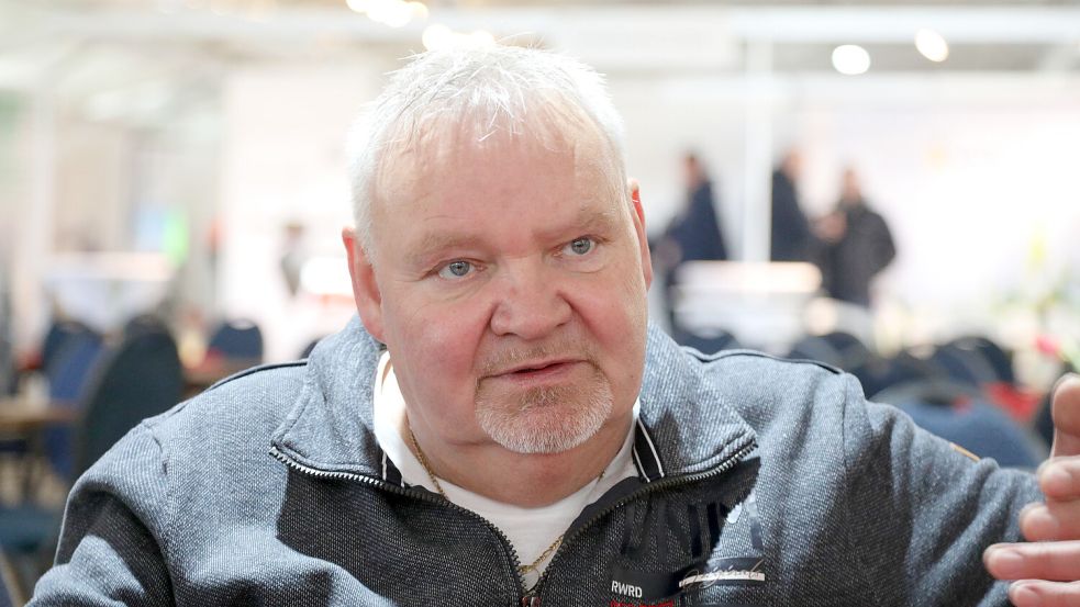 Ausstellungsleiter Hinrich Ufkes hatte am Mittwoch noch mit den Folgen des Sturmtiefs zu kämpfen. Foto: Romuald Banik