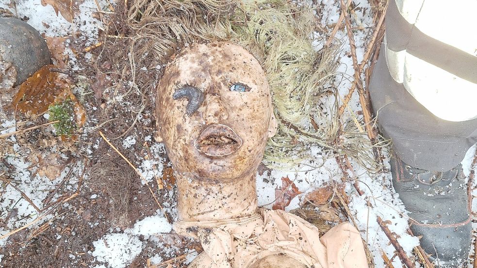 Silikon statt Haut: Diese Puppe wurde am Sonnabend in Tannenhausen am Kiessee gefunden. Foto: privat