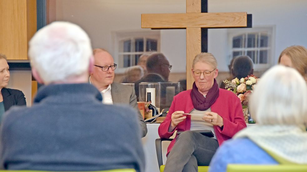Die stellvertretende Vorsitzende des Marienhafer Kirchenvorstands, Johanne Dannholz, überbrachte in der Gemeindeversammlung frohe Kunde. Foto: Thomas Dirks