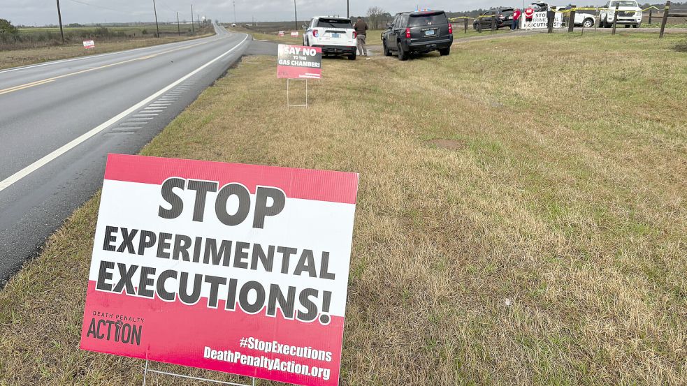 Bis zuletzt haben Gegner der Todesstrafe versucht, die Hinrichtung eines Gefangenen im US-Bundesstaat Alabama durch Stickstoff zu verhindern – erfolglos. Foto: picture alliance/dpa/AP/Kim Chandler