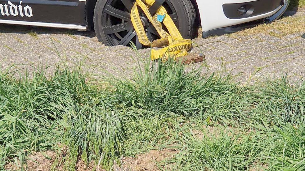 Plötzlich tat sich die Straße auf: Vor gut zwei Jahren wurde der Wagen des Victorburers Kai-Uwe Münkenhove durch eine kaputte Fahrbahn beschädigt. Foto: privat