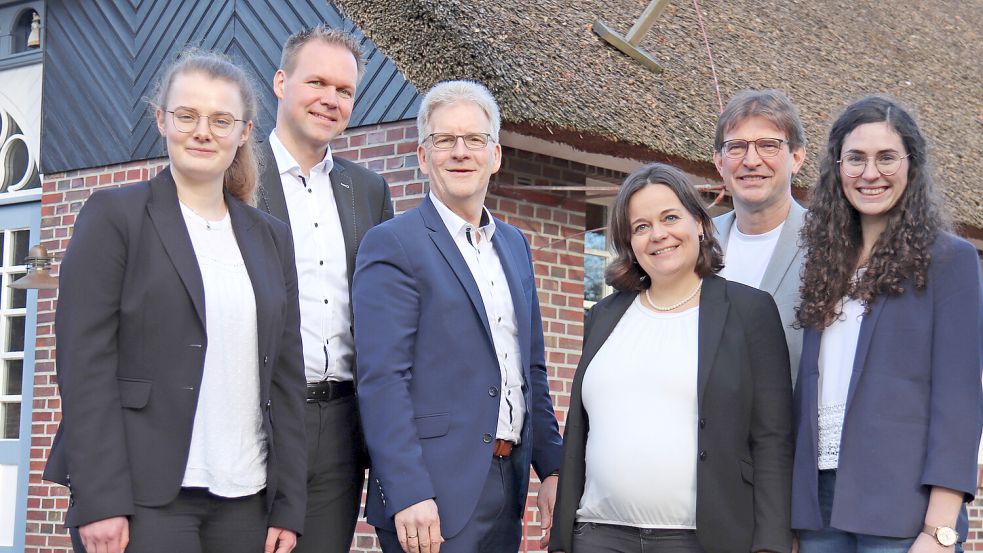 Christina Eilers (von links), André Kasten, Mario Baumert, Janina Golz, Johann Kramer und Jesscia Stock bilden das Vorstandsteam der Raiffeisen-Volksbank Aurich. Foto: Heino Hermanns