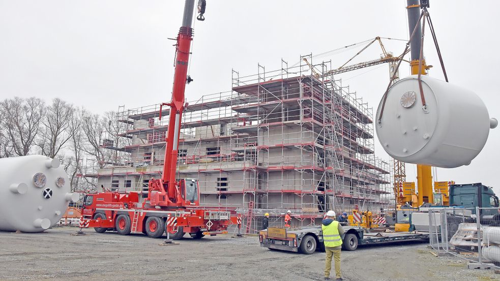 Im Februar 2023 wurden die Filterkessel eingebaut. Foto: Thomas Dirks