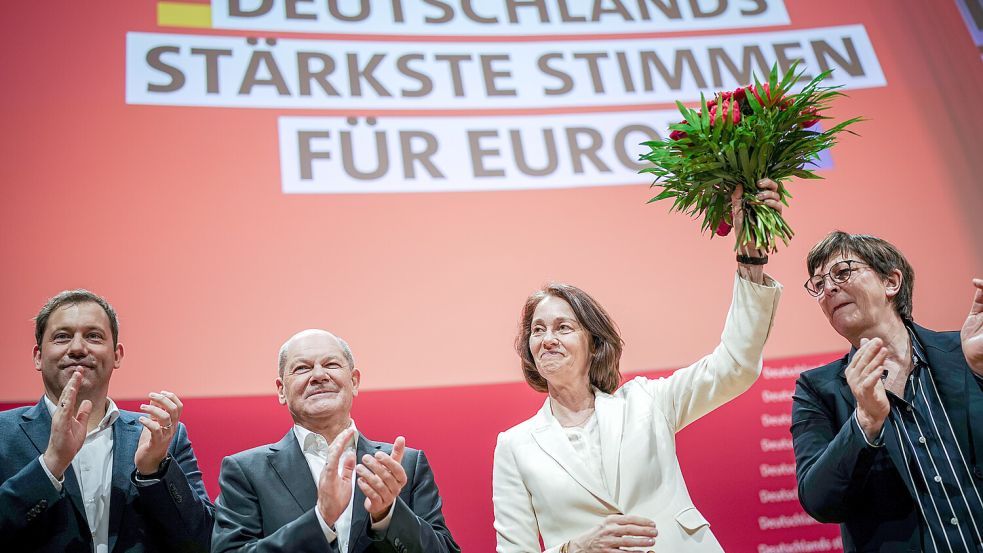 Noch haben sie gut Lachen: Das SPD-Führungsduo Lars Klingbeil und Saskia Esken sowie Bundeskanzler Olaf Scholz gratulieren Katarina Barley zur Spitzenkandidatur für die Europawahl. Foto: dpa/Kay Nietfeld