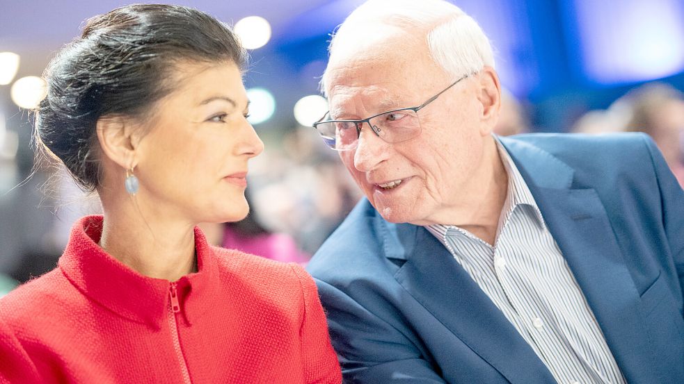 Sahra Wagenknecht mit Ehemann Oskar Lafontaine beim Gründungsparteitag des BSW in Berlin. Lafontaine ist zwar Mitglied, will aber kein Parteiamt übernehmen. Foto: imago-images/Chris Emil Janßen
