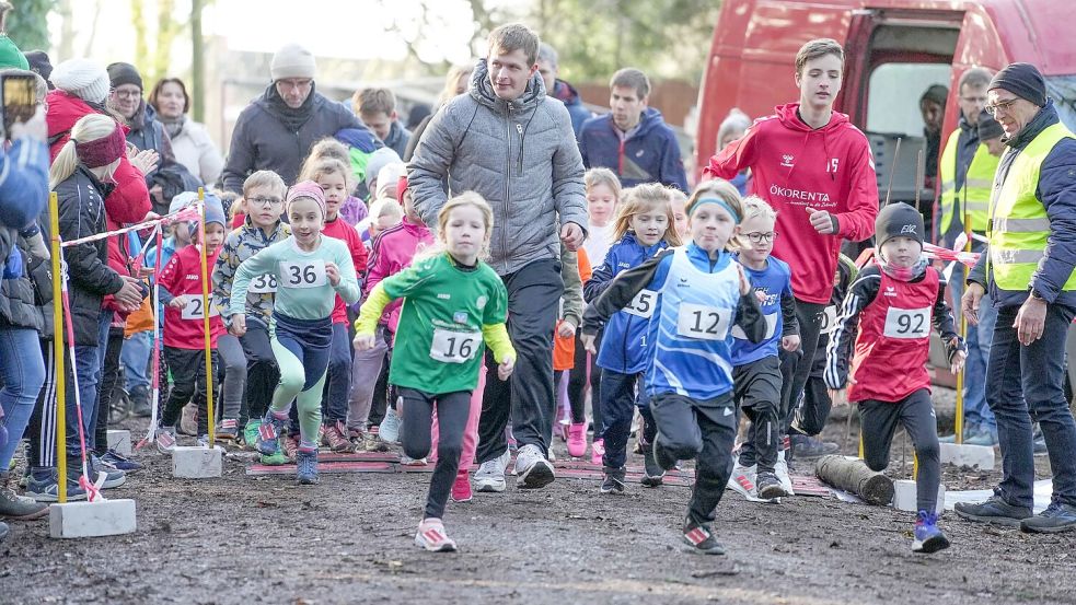 Den Auftakt beim Crosslauf am Sonnabendnachmittag im Wallinghausener Wald machten die Bambini. Einige Erwachsenen begleiteten die jüngsten Läuferinnen und Läufer auf dem 650 Meter langen Kurs. Fotos: Helmut Vortanz