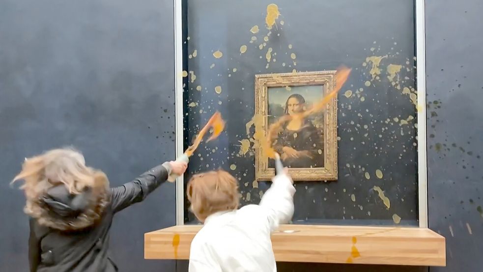 Zwei Umweltaktivisten des Kollektivs „Riposte Alimentaire“ (Vergeltung für Lebensmittel) haben im Pariser Louvre das Gemälde „Mona Lisa“ von Leonardo da Vinci mit Suppe beworfen. Foto: AFP/David Cantiniaux
