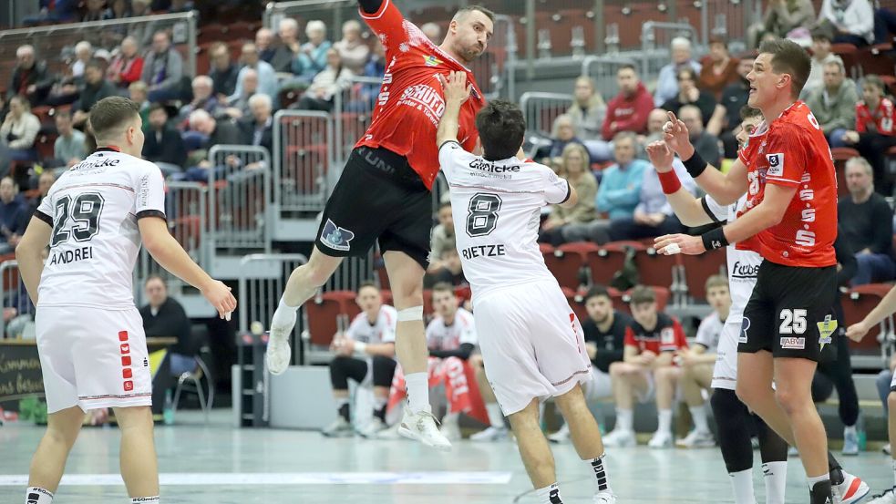 Kevin Wendlandt traf in der zweiten Halbzeit mehrfach aus dem Rückraum. Sein Mitspieler Jannes Hertlein geht in Deckung. Foto: Wilfried Gronewold