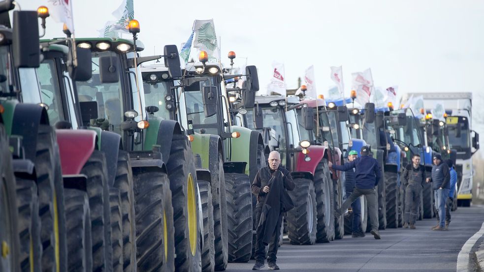 Auch in Frankreich tun sich die Bauern zusammen, um Foto: dpa/AP/Christophe Ena