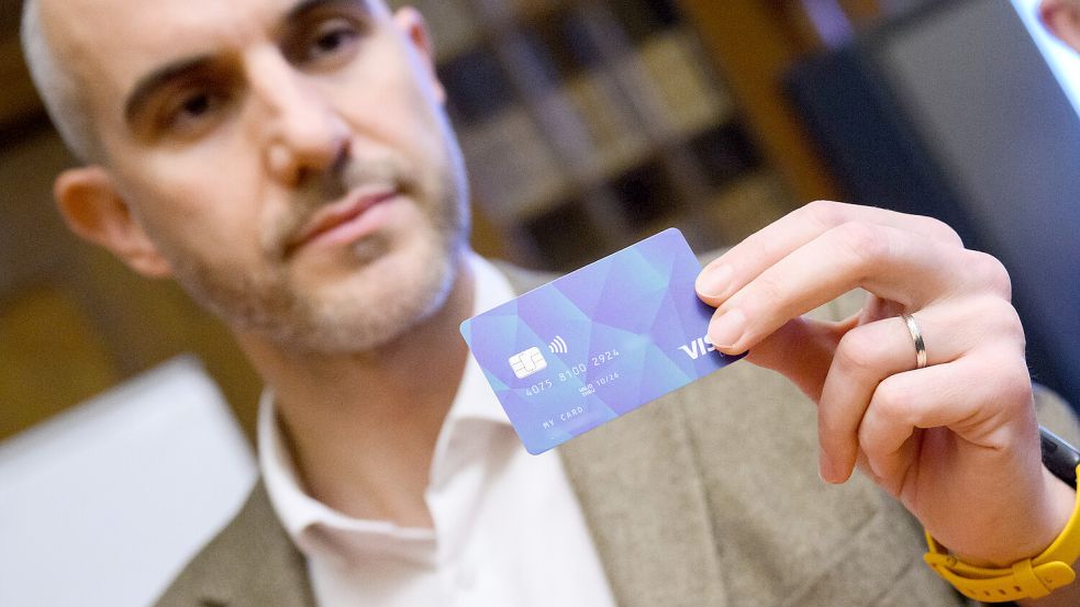Hannovers Oberbürgermeister Belit Onay (Grüne) bei der Präsentation der „Socialcard“ Anfang Dezember. Die Stadt überweist Asylsuchenden ihr Taschengeld inzwischen auf die Bankkarte. Foto: Julian Stratenschulte/dpa
