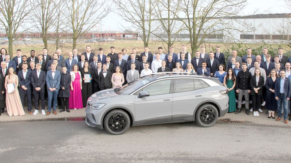 Fit für die Elektromobilität: Insgesamt 57 Nachwuchskräfte beendeten im Emder VW-Werk jetzt ihre Ausbildung. Foto: Volkswagen Emden