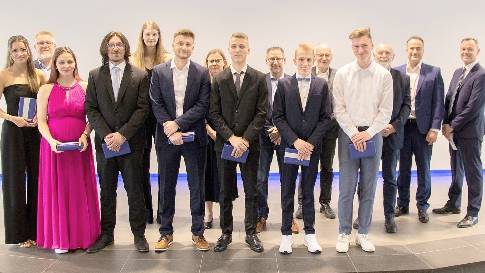 Sieben Absolventen wurden als Prüfungsbeste ausgezeichnet. Foto: Volkswagen Emden