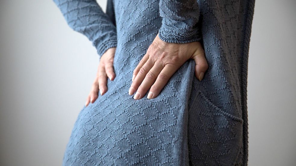 Rückenschmerzen gehören zu den häufigsten Erkrankungen im Landkreis Aurich. Foto: DPA
