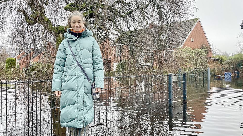 Regine Moll vor einer überfluteten Straße: Die Geschäftsführerin der Freiwilligenagentur im niedersächsischen Lilienthal hat eine Onlinebörse für Betroffene und Helfer aufgelegt. Foto: Karolina Meyer-Schilf