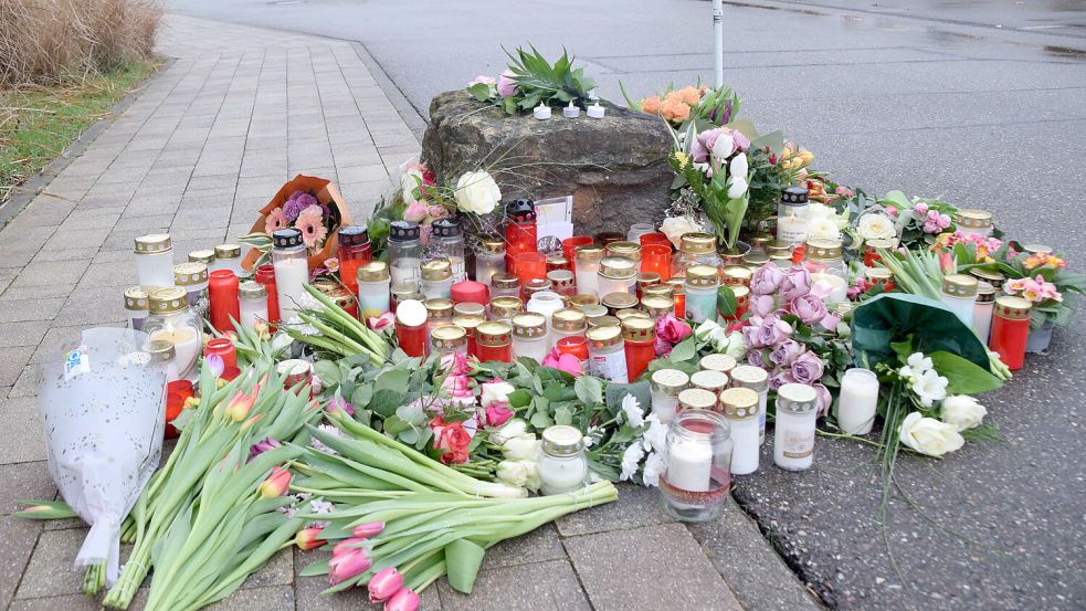Zum Gedenken an das Opfer wurden vor der Schule Kerzen aufgestellt und Blumen niedergelegt. Foto: dpa/René Priebe