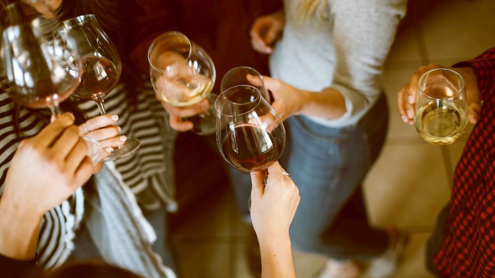 Die Frage „Bin ich Alkoholiker?“ treibt überraschend viele Menschen um. Das merkt man zum Beispiel daran, wie oft sie gegoogelt wird. Foto: Unsplash/Kelsey Chance