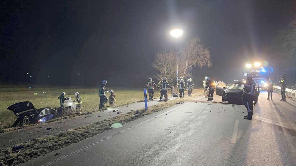 Ein Wagen landete nach dem Zusammenstoß im Straßengraben. Fotos: Sönke Geiken/Feuerwehr