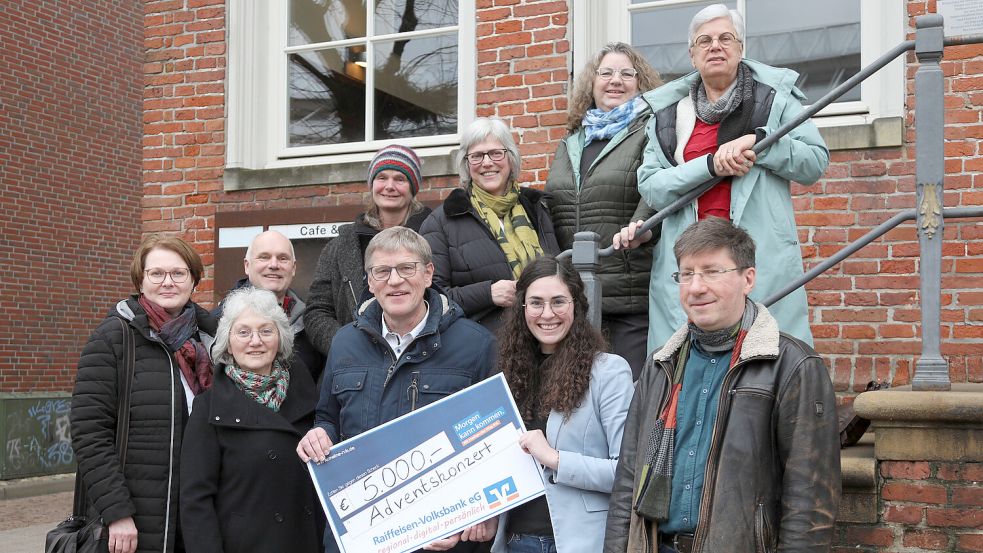 Bei der Spendenübergabe dabei waren (vorne von links) Anneliese Daniel (Lambertigemeinde), Bürgermeister Horst Feddermann, RVB-Vorstandsreferentin Jessica Stock, Maxim Polijakowski (Kantor Lambertigemeinde) sowie (hinten von links) Angelika Scheepker (Pastorin Lambertigemeinde und Mitglied der Alzheimer-Gesellschaft Aurich/Ostfriesland), Klaus Röttger (Auricher Hospiz), Heidrun Weber (Verein Lesetoll), Gertraud Vogel (Alzheimer-Gesellschaft), Klaudia Christoffers (Auricher Hospiz) und Edith Gleibs (Alzheimer-Gesellschaft Aurich/Ostfriesland). Foto: Romuald Banik