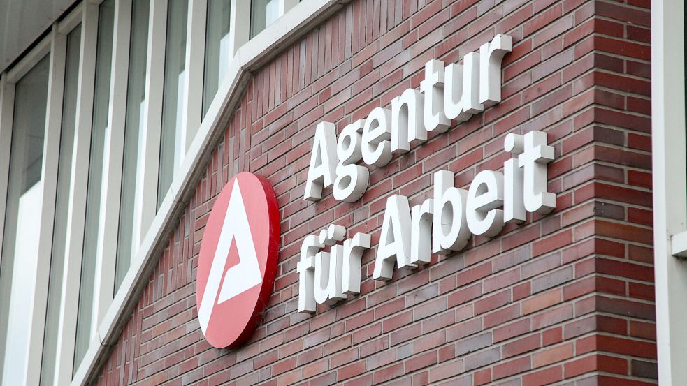 Schriftzug an der Agentur für Arbeit in Aurich. Foto. Romuald Banik